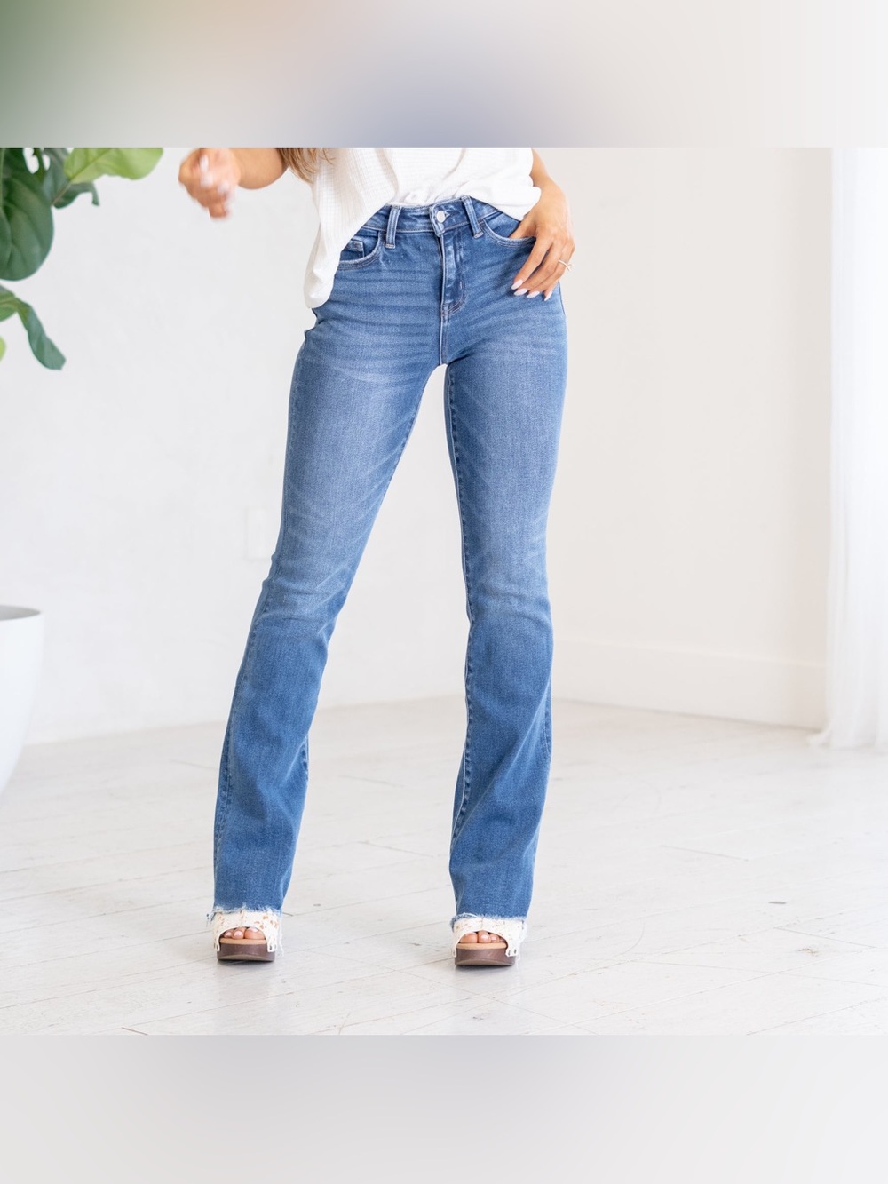 Vervet “Pleasantly” High Rise Boot Cut Stretchy Jeans With Raw Hem Size 31